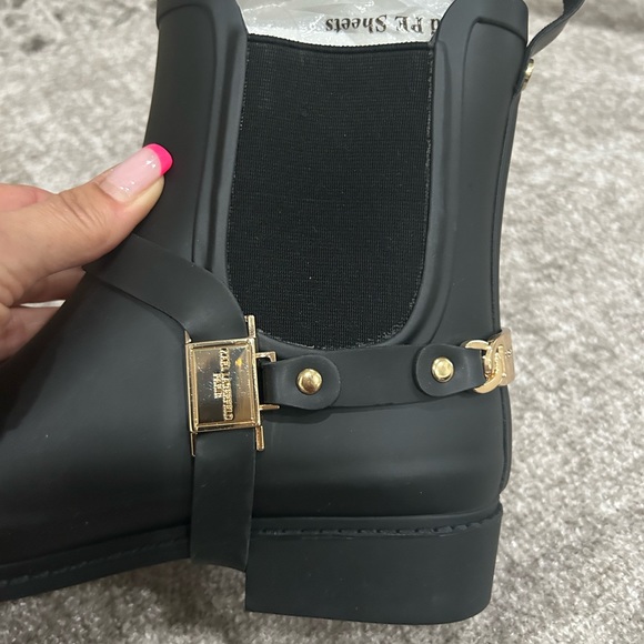 Karl Lagerfeld Paris, Black Rain boots with Gold hardware - Picture 5 of 7